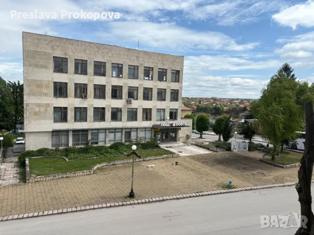 Просторен 4-стаен апартамент в центъра – срещу пощата! Тухла, гараж, 2 мази и дизайнерско винтидж об, снимка 16 - Апартаменти - 50359094