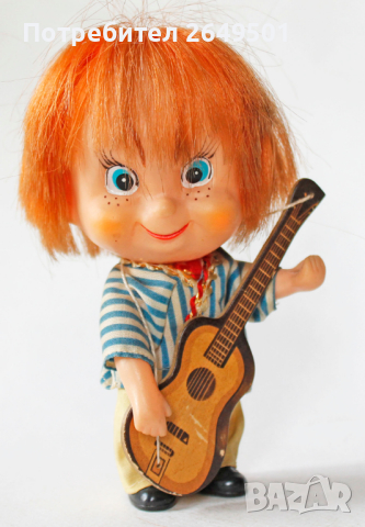 1970те Японска гумена кукла Момче с китара, Винтидж