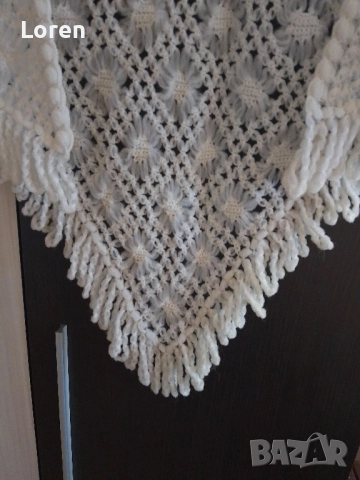 Ново!Триъгълен бял руски шал от изкуствена боцкаща плетка, снимка 3 - Шалове - 52649001