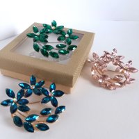 Цветни брошки с кристали в подаръчна кутийка, снимка 1 - Подаръци за жени - 43427476