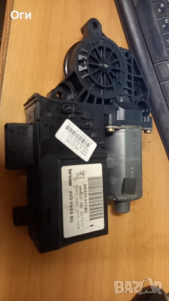 Моторче за сваляне на стъклото от Пежо 307 предна дясна врата 9637131180, снимка 1