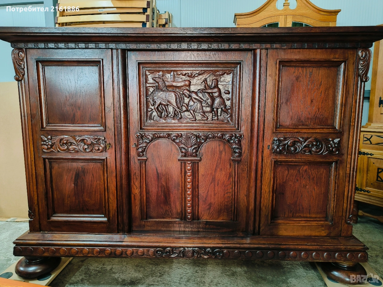 Красив дъбов шкаф с дърворезба , снимка 1