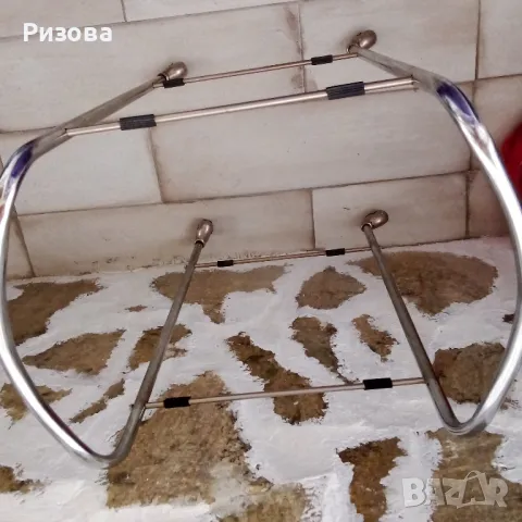 Подарявам сервилна масичка на колела,но без стъклото-поставка.