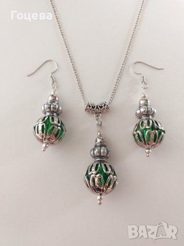 Разкошен комплект бижута обеци и колие със смарагдово зелени кристали в обков от изящни орнаменти , снимка 5 - Бижутерийни комплекти - 38500235