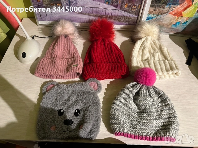 Различни зимни шапки