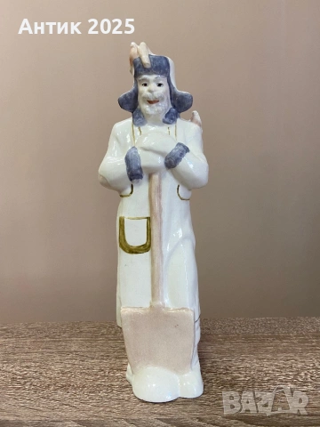 Порцеланова статуетка „Зимен добър старец със снежен човек“