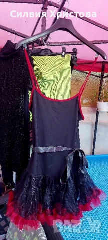 Продавам парти рокля универсален размер!