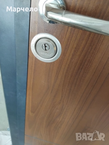 Продавам масивна метална врата