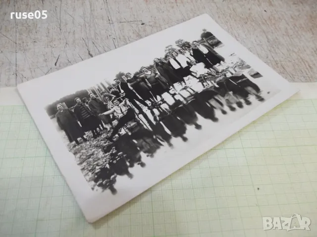 Снимка стара на група младежи с два велосипеда върху реката, снимка 3 - Колекции - 47910103