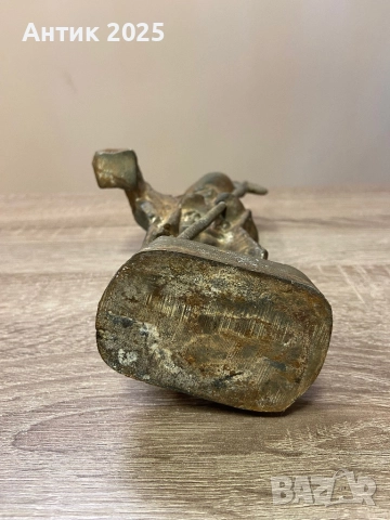 Винтидж бронзова статуетка „Страж / Работник с алебарда“, XX век, снимка 4 - Антикварни и старинни предмети - 52771905