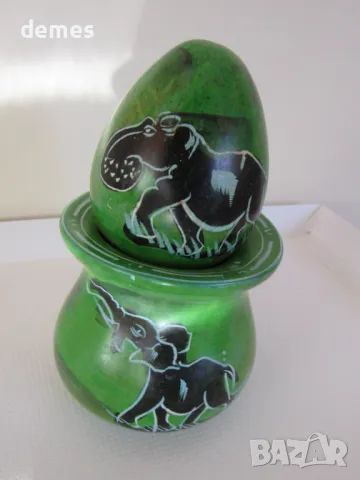 Декоративно яйце с поставка, изработено от сапунен камък