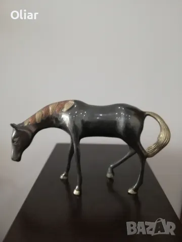 Много красива статуетка на кон. Бронз