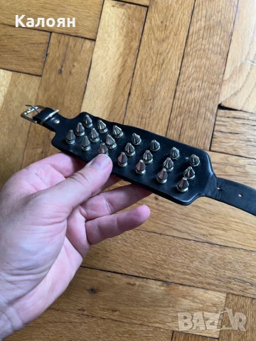 Кожена гривна със метални шипове и закопчалка 