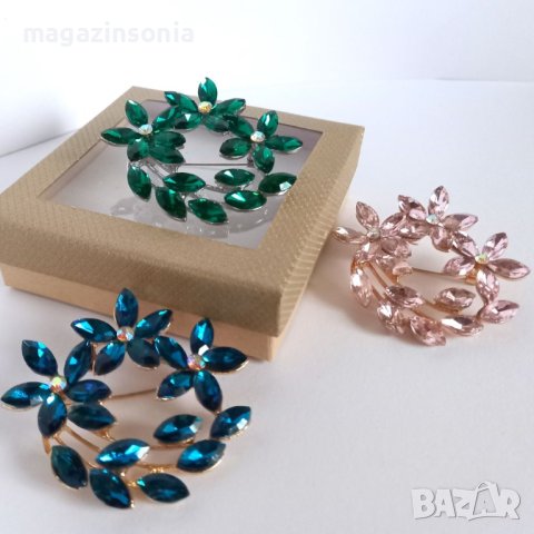 Цветни брошки с кристали в подаръчна кутийка