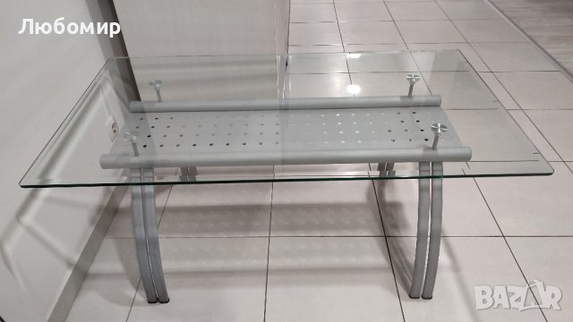 Продавам маса със стъклен плот