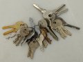 Стари  железни ключове от стари брави,26 бр.малки секретни по 1 лв., снимка 1 - Ключове - 38900374