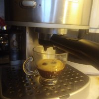 Кафе машина Делонги с ръкохватка с крема диск, работи отлично и прави хубаво кафе с каймак , снимка 2 - Кафемашини - 34900822