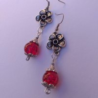 Красиви дълги обеци в цвят Сребро с цветя и рубинено-червени кракъл мъниста , снимка 7 - Обеци - 27460091