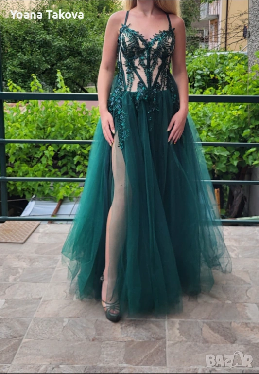 Продавам стилна и запомняща се бална рокля, снимка 1