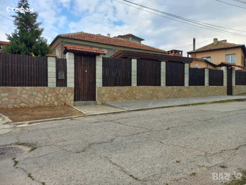 Продавам КЪЩА гр. Аксаково Варна Два Етажа 145кв.м. 615кв Двор ЦЕНТЪР!, снимка 1