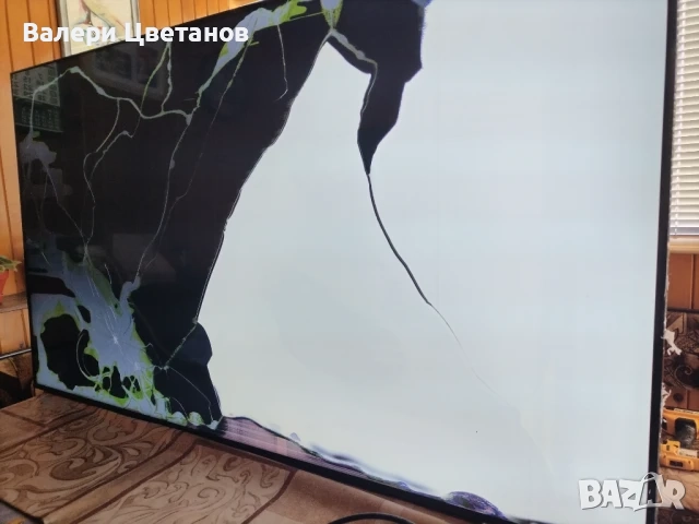 телевизор SAMSUNG UE55AU8072U на части