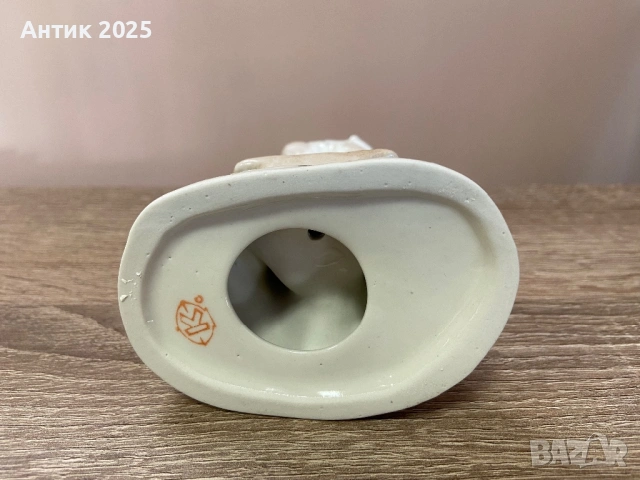 Винтидж порцеланова статуетка „Момиче с прасенце“, СССР, снимка 3 - Антикварни и старинни предмети - 53237368