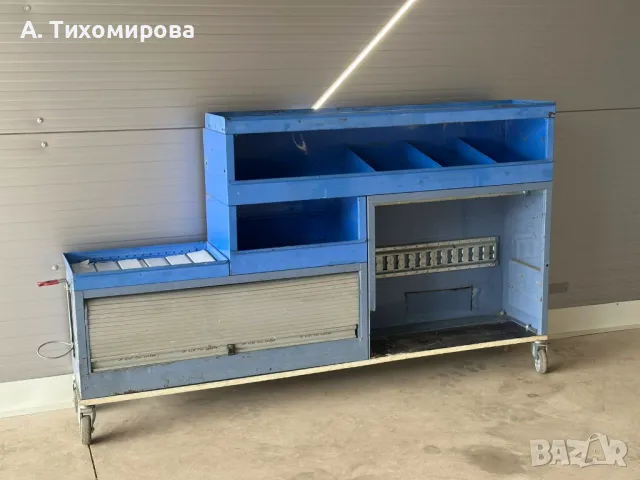 Метална работна маса на колела - лично предaване