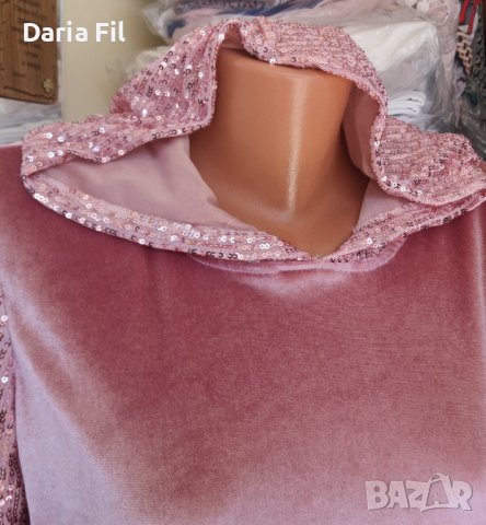 Розова рокля от меко кадифе с ръкави и качулка целите обшити с розови пайети, снимка 3 - Рокли - 40231331