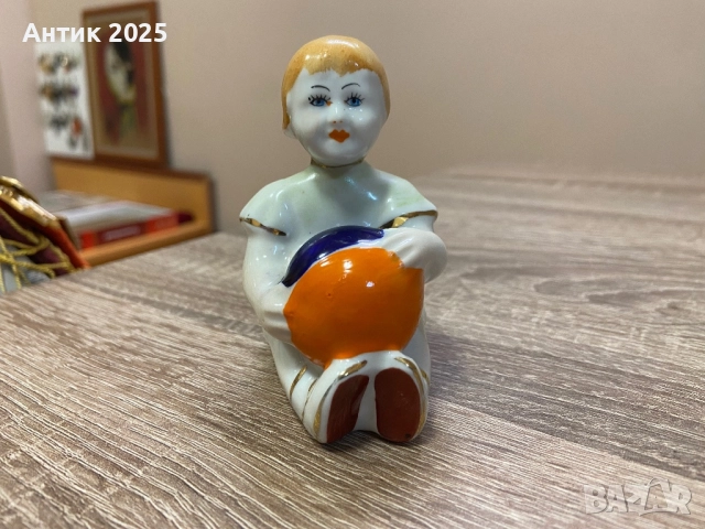 Порцеланова статуетка „Момиче с топка“, снимка 2 - Антикварни и старинни предмети - 51958758
