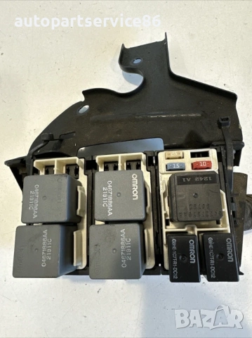 Държач на кутията с предпазители и релета за Jeep Grand Cherokee 3.0 Crd (2012) 04671886AA, снимка 2 - Части - 53513120