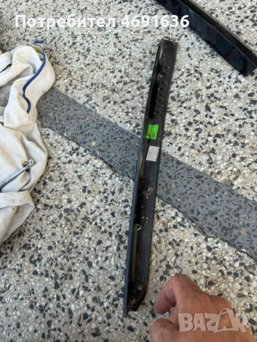 Черна лайсна на малко задно ляво триъгълно стъкло на Audi A8 D4 H4 Long само за 50лв. 4h4853377, снимка 2 - Части - 52901621