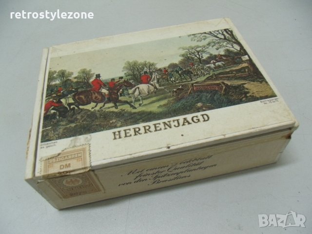 № 5794 стара дървена кутия HERRENJAGD  - размер 16 / 15 / 4,5 см 