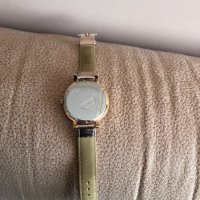 Дамски златист часовник Q&Q, снимка 3 - Дамски - 28258435