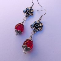 Красиви дълги обеци в цвят Сребро с цветя и рубинено-червени кракъл мъниста , снимка 2 - Обеци - 27460091