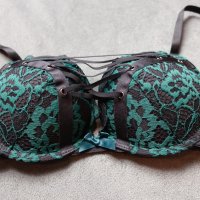 Hunkemoller 70B (UK 32B) черен сутиен с зелена дантела и огромни подплънки, снимка 4 - Бельо - 38869447