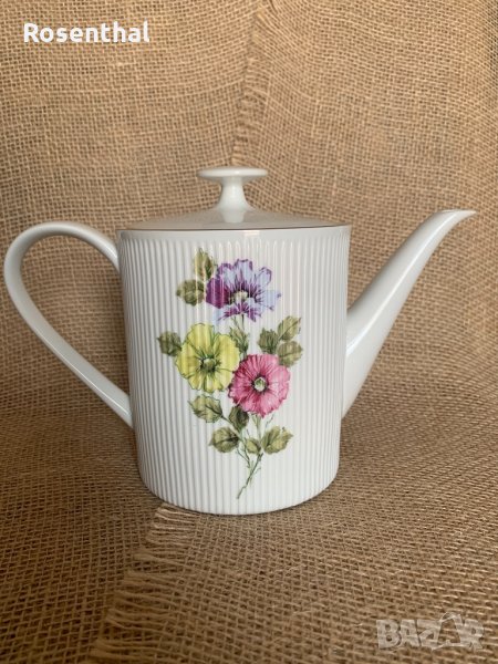 Порцеланов немски чайник с релеф и красиви цветя, снимка 1