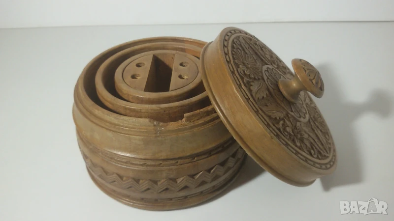 Кръгла дървена кутийка с кръгли отделения, снимка 1