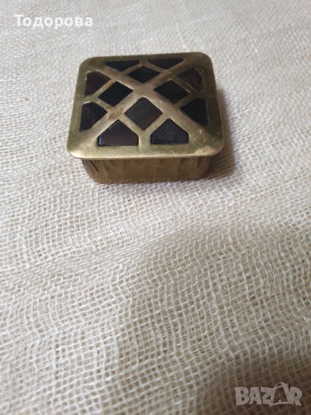 Малка месингова кутийка с апликарани плочки от рогова кост, снимка 1