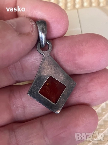 Сребро и кехлибар-9,9грама, снимка 2 - Колиета, медальони, синджири - 53537857