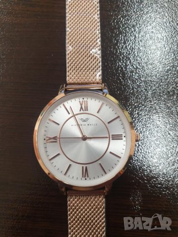 Дамски златист елегантен часовник с верижка Victoria Walls, снимка 5 - Дамски - 40471143