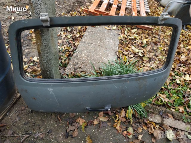 Продавам заден капак от трабант 