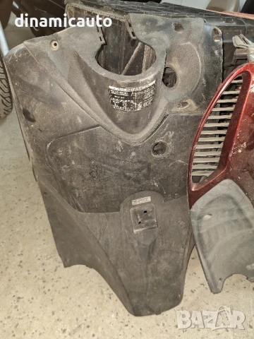 Вътрешна с жабка, фар, предна решетка, странични панели за Honda Sh 150i 2007г., снимка 3 - Части - 50448262