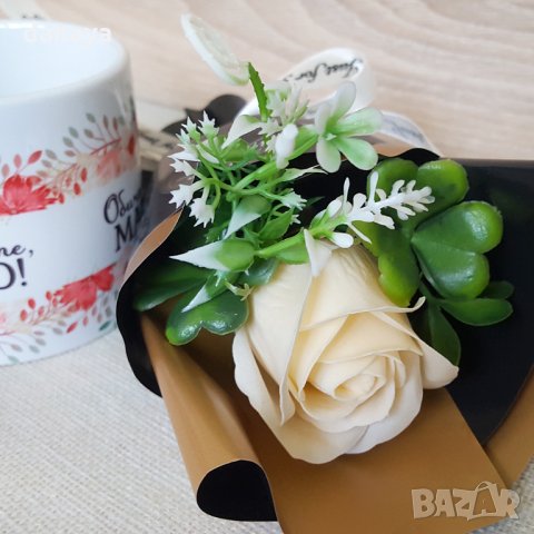 1422 Подаръчен комплект букет и чаша с надпис Обичам те, МАМО, снимка 2 - Чаши - 28094450