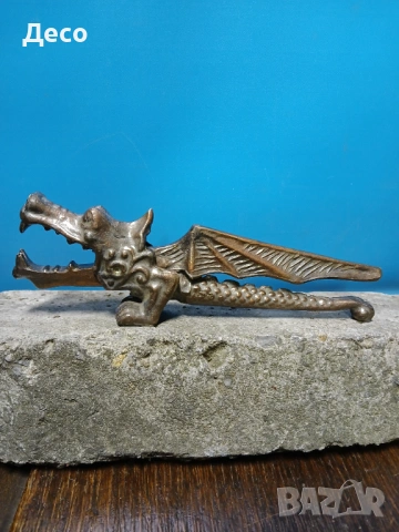 Стара орехотрошачка дракон за декорация.