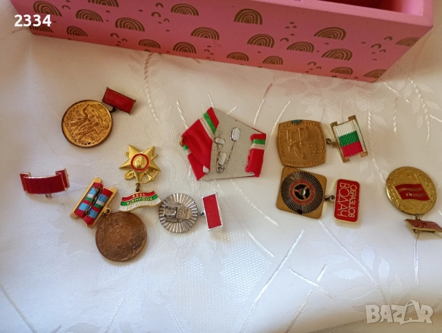 Кутия с медали плакети значки, снимка 3 - Антикварни и старинни предмети - 52232642