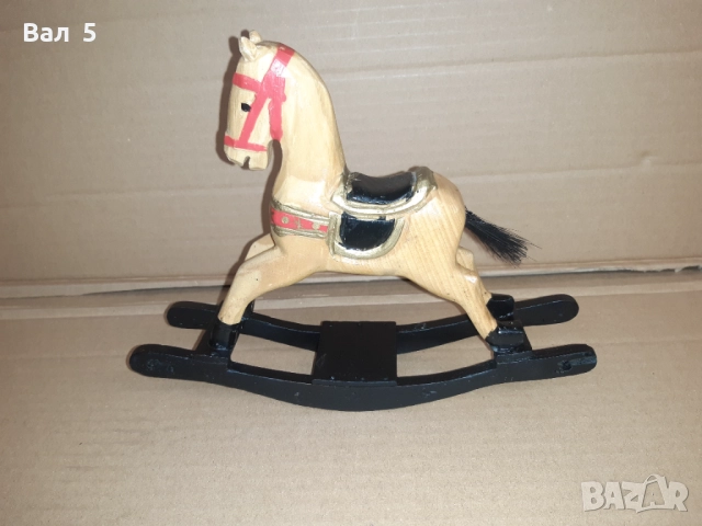 Старо дървено люлещо се конче , играчка