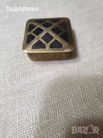 Малка месингова кутийка с апликарани плочки от рогова кост, снимка 1 - Антикварни и старинни предмети - 39382377