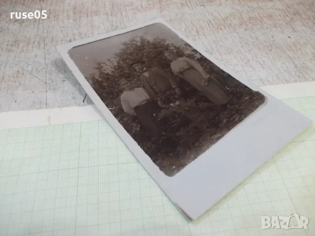 Снимка стара на господин с две дами пред дървото, снимка 3 - Колекции - 47914061