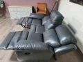 Тъмно сив кожен диван тройка с ръчен релаксиращ механизъм, снимка 5