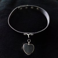Кожен чокър с висулка сърце, снимка 2 - Колиета, медальони, синджири - 32898331